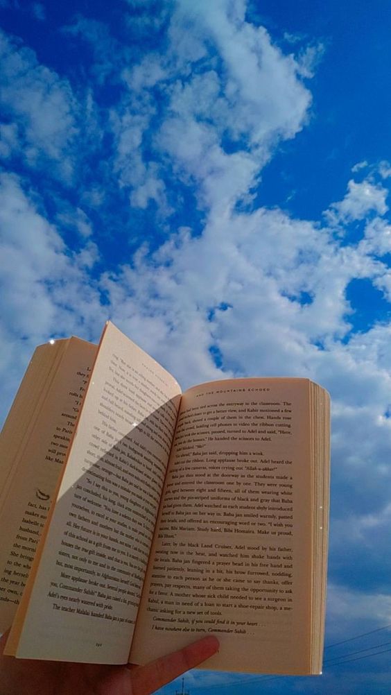 Livre ouvert devant le ciel